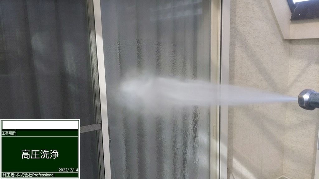 窓の高圧洗浄の様子
