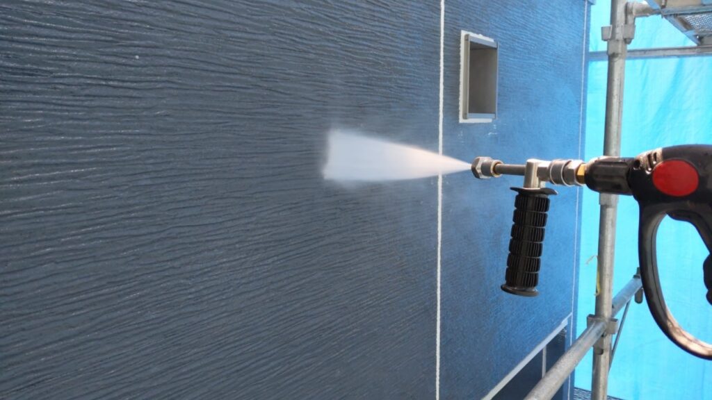 外壁高圧洗浄中<br />