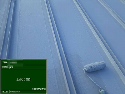 屋根瓦棒上塗り中