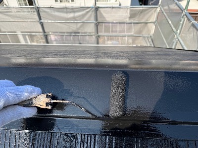 屋根板金　上塗り中