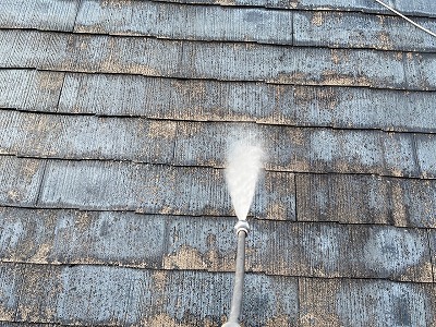 屋根高圧洗浄中