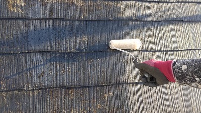 屋根下塗り中