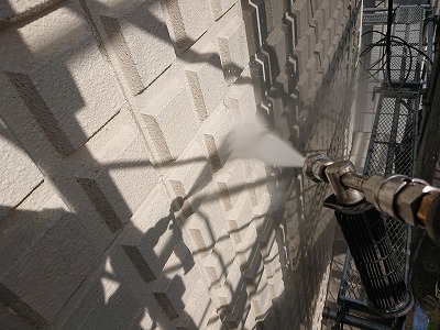 外壁高圧洗浄中