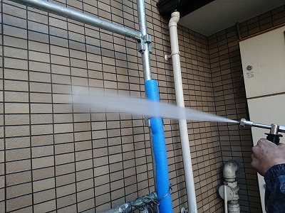 外壁タイル高圧洗浄中