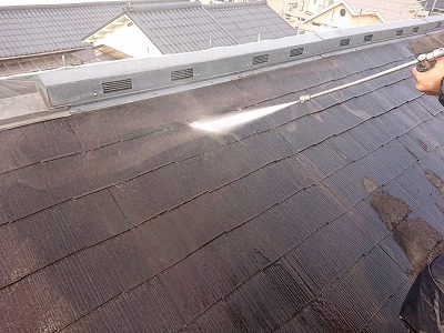 屋根高圧高圧洗浄中