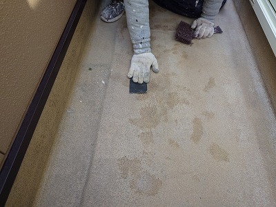 バルコニー床防水　下地処理中<br />（トップコート）