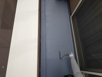 バルコニー床防水　上塗り2回目中<br />（トップコート）