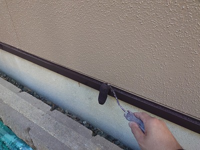 土台水切り　上塗り中