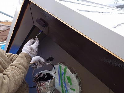 破風板　上塗り中