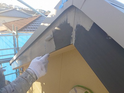 破風板　下塗り中