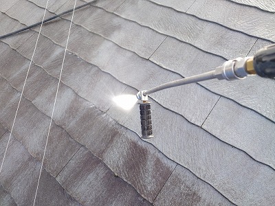 屋根　高圧洗浄中