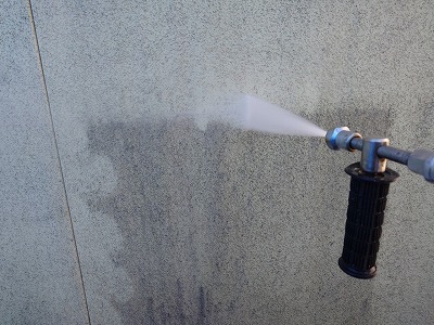 外壁　高圧洗浄中