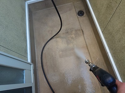 バルコニー床　高圧洗浄中