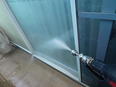 窓サッシ　高圧洗浄中