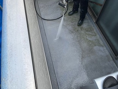 バルコニー床　高圧洗浄中