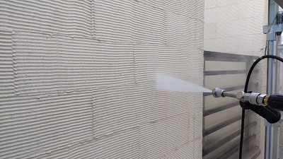 外壁　高圧洗浄中