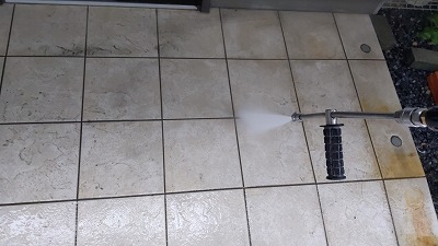 玄関前　床　高圧洗浄中