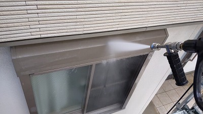 シャッター　高圧洗浄中