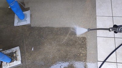 玄関前　床　高圧洗浄中