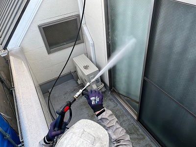 窓サッシ　高圧洗浄中