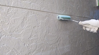 外壁　下塗り中