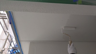 天井　上塗り1回目中