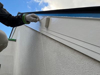 破風板　上塗り1回目中