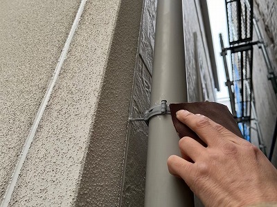 竪樋　ケレン・下地処理中