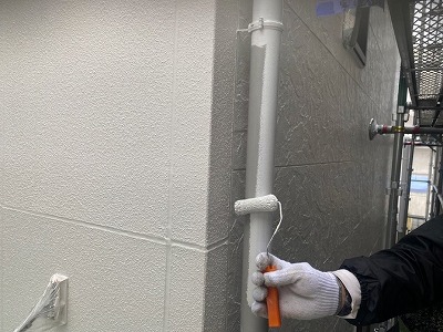 竪樋　上塗り1回目中