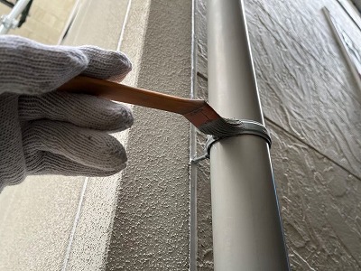 竪樋　バンド錆止め下塗り中