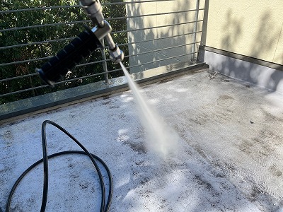 バルコニー洗浄中