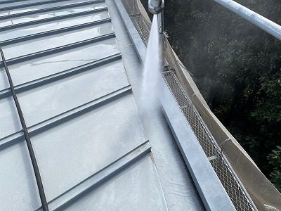 屋根樋中洗浄中