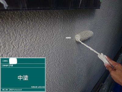外壁（1）中塗り中