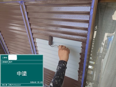 雨戸　中塗り中